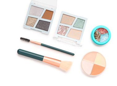 Beyaz arkaplanda farklı dekoratif kozmetik setleri