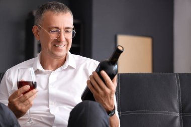 Yetişkin bir adam evde şarap tadıyor, yakından.