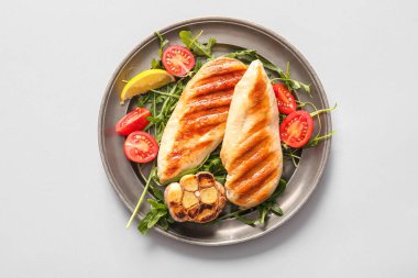 Lezzetli ızgara tavuk göğsü roka, domates ve sarımsak.