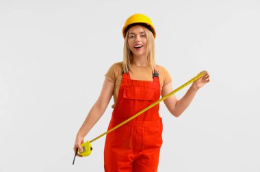 Hafif arka planda mezuralı ve mezuralı kadın işçi