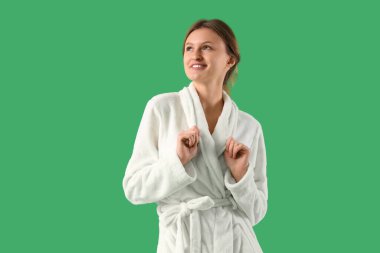 Yeşil arka planda bornozlu güzel bir kadın.