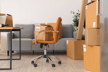 Deponun içinde paket kutusu olan sandalye.