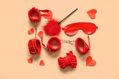 Farklı seks oyuncakları ve renkli arka planda kağıt kalpler olan kompozisyon. Sevgililer Günü kutlaması