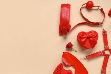 Farklı seks oyuncakları ve renk arka planında hediye kutusu olan kompozisyon. Sevgililer Günü kutlaması