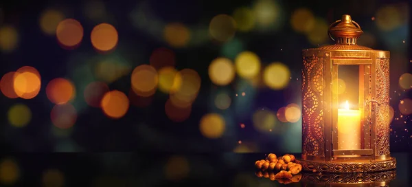 Арабский Фонарь Молитвенные Бусины Столе Темном Фоне Размытыми Огнями Баннер — стоковое фото