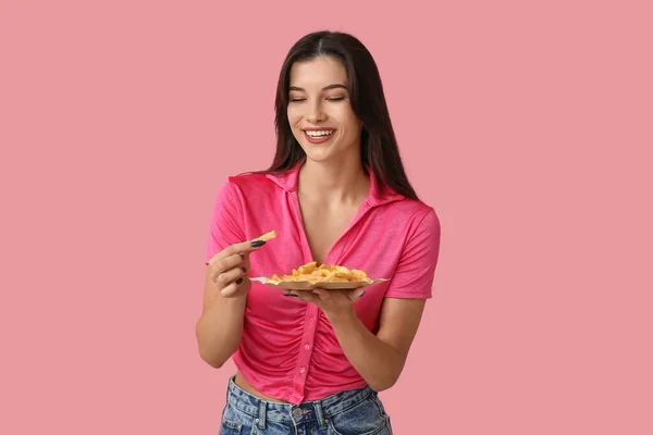 Schöne Junge Frau Mit Pommes Auf Rosa Hintergrund — Stockfoto
