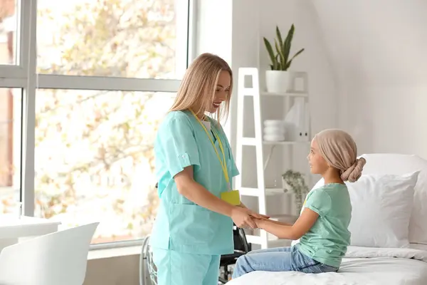 Klein Aziatisch Meisje Chemotherapie Met Verpleegster Hand Hand Kliniek — Stockfoto