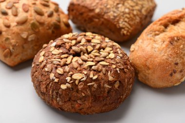 Beyaz arka planda farklı lezzetli çörekler