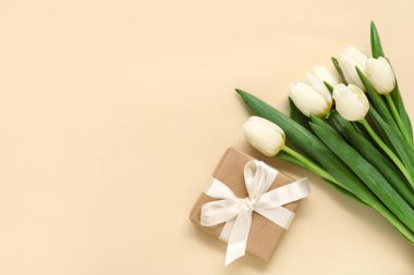 Bej arkaplanlı beyaz laleli hediye kutusu