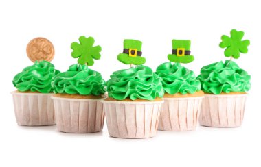 Beyaz arka planda Aziz Patrick Günü için lezzetli yeşil kekler.