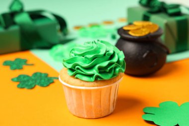 St. Patrick Günü için lezzetli kek ve dekor. Renkli arka plan, yakın plan.