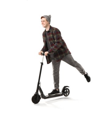 Beyaz arka planda modern elektrikli scooter kullanan mutlu genç adam.