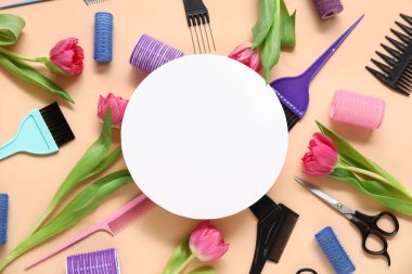 Kuaför aletleri ve bej arka planda güzel laleleri olan boş bir kart.