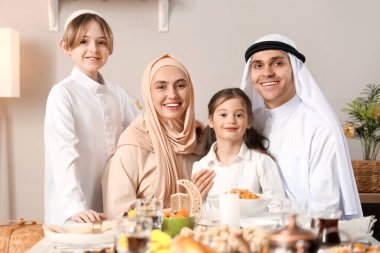 Mutlu Müslüman bir aile evde yemek yiyor. Ramazan kutlaması