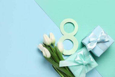 Hediye kutuları ve renkli arka planda güzel beyaz laleleri olan kağıttan yapılmış 8 figür. Uluslararası Kadınlar Günü