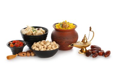 Geleneksel doğu yemekleri, dua boncukları ve beyaz arka planda dileklerin Aladdin lambası. Ramazan kutlaması