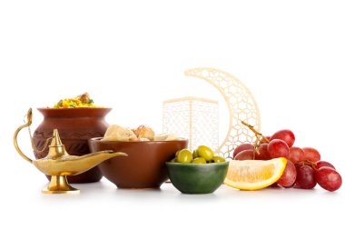 Geleneksel doğu yemekleri, dekoratif hilal ve beyaz arka planda Aladdin lambası. Ramazan kutlaması