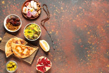 Geleneksel doğu yemekleri ve dua boncukları grunge masasında. Ramazan kutlaması