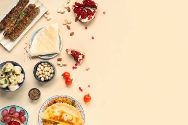 Bej arka planda geleneksel doğu yemekleri. Ramazan kutlaması