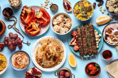 Geleneksel doğu yemekleri ve mavi arka planda tespih. Ramazan kutlaması