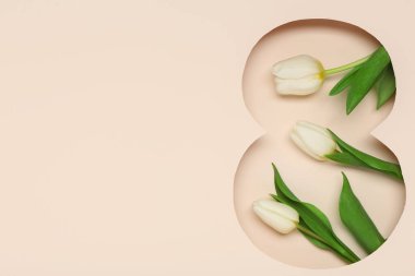 Bej arka planda güzel beyaz laleleri olan figür 8 şeklinde kesilmiş kağıt. Uluslararası Kadınlar Günü