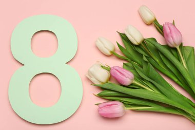 Şekil 8 kağıttan yapılmış ve pembe arka planda güzel laleler var. Uluslararası Kadınlar Günü