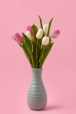 Pembe arka planda güzel laleleri olan vazo. Uluslararası Kadınlar Günü