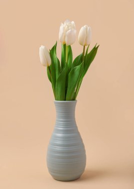 Kahverengi arka planda güzel beyaz laleleri olan vazo. Uluslararası Kadınlar Günü