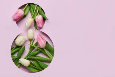 Leylak arka planında güzel laleleri olan figür 8 şeklinde kesilmiş kağıt. Uluslararası Kadınlar Günü