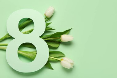 Şekil 8 kağıttan ve yeşil arka planda güzel beyaz lalelerden yapılmıştır. Uluslararası Kadınlar Günü
