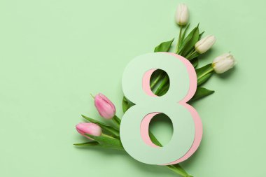 Şekil 8 kağıttan yapılmış ve yeşil arka planda güzel laleler var. Uluslararası Kadınlar Günü