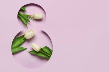 Leylak arka planında güzel beyaz laleleri olan figür 8 şeklinde kesilmiş kağıt. Uluslararası Kadınlar Günü