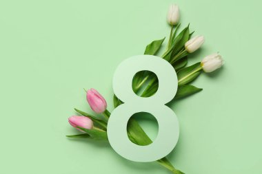 Şekil 8 kağıttan yapılmış ve yeşil arka planda güzel laleler var. Uluslararası Kadınlar Günü