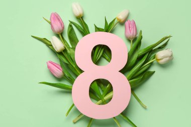 Şekil 8 kağıttan yapılmış ve yeşil arka planda güzel laleler var. Uluslararası Kadınlar Günü