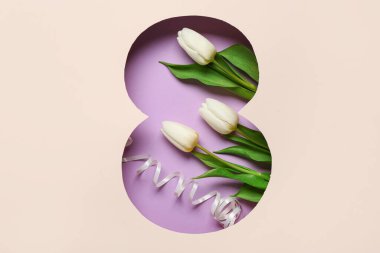 Mor arka planda güzel laleleri olan, şekil 8 şeklinde bej bir kağıt kes. Uluslararası Kadınlar Günü