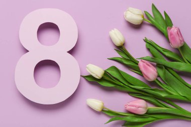 Şekil 8 kağıttan yapılmış ve mor arkaplanda güzel laleler var. Uluslararası Kadınlar Günü