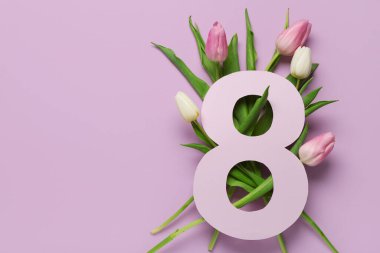 Şekil 8 kağıttan yapılmış ve mor arkaplanda güzel laleler var. Uluslararası Kadınlar Günü