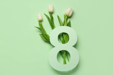 Şekil 8 kağıttan ve yeşil arka planda güzel beyaz lalelerden yapılmıştır. Uluslararası Kadınlar Günü