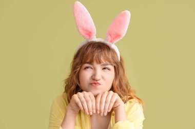 Arka planda Paskalya tavşanı kulakları olan komik bir genç kız.