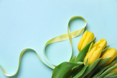 8 numaralı figür kurdele ve mavi arka planda çiçekler ile kompozisyon. Uluslararası Kadınlar Günü kutlamaları