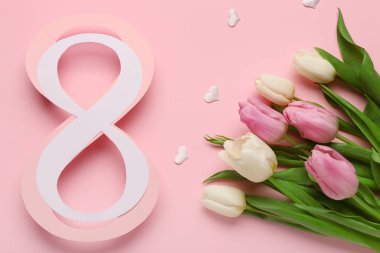 Pembe arka planda lale çiçekleri olan kağıttan yapılmış 8 figür. Uluslararası Kadınlar Günü kutlamaları