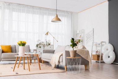 Uluslararası Kadınlar Günü için kanepe ve balonla oturma odasının içinde.