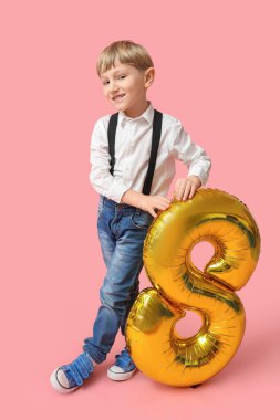 Pembe arka planda 8 beden balonu olan şirin bir çocuk. Uluslararası Kadınlar Günü