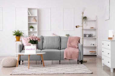 Uluslararası Kadınlar Günü için vazoda güller ve kartla oturma odasının içinde.