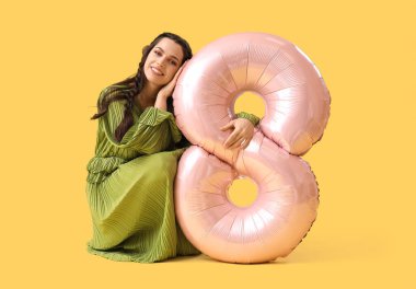 Sarı arka planda balon şeklinde 8 figürlü güzel bir kadın. Uluslararası Kadınlar Günü