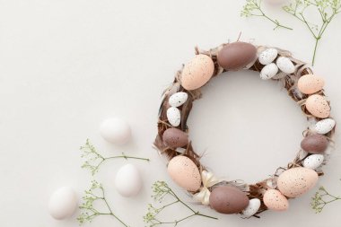 Paskalya çelengi ve hafif arkaplanda çelenkler
