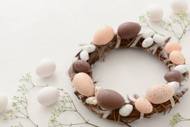 Paskalya çelengi ve hafif arkaplanda çelenkler