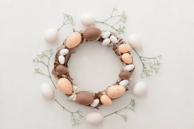 Paskalya çelengi ve hafif arkaplanda çelenkler