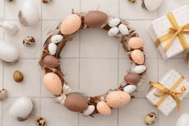 Paskalya kompozisyonu, beyaz fayans üzerinde yumurtadan yapılmış neşeli bir çelenk.