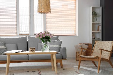 Oturma odasının içinde, vazoda güller ve kanepe var. Uluslararası Kadınlar Günü